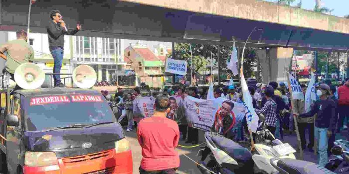 Ratusan Massa Geruduk Kantor Hotman Paris di Kelapa Gading, Polisi Siaga Amankan Aksi Unjuk Rasa