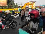 Jaga Jakarta On The Spot : Wujud Pelayanan Pagi Hari Personil Polsek Pondok Gede Atur Lalu Lintas dan Bantu Kelancaran Aktifitas Masyarakat Jaga Jakarta On The Spot : Wujud Pelayanan Pagi Hari Personil Polsek Pondok Gede Atur Lalu Lintas dan Bantu Kelancaran Aktifitas Masyarakat
