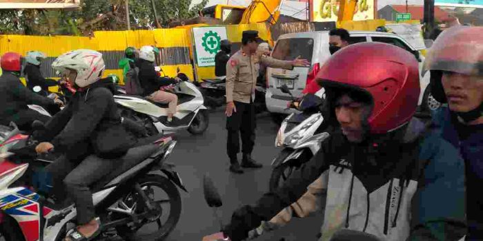 Jaga Jakarta On The Spot : Wujud Pelayanan Pagi Hari Personil Polsek Pondok Gede Atur Lalu Lintas dan Bantu Kelancaran Aktifitas Masyarakat