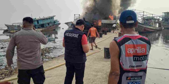 Tiga Kapal Terbakar di Dermaga Kaliadem Muara Angke, Polisi Amankan Lokasi