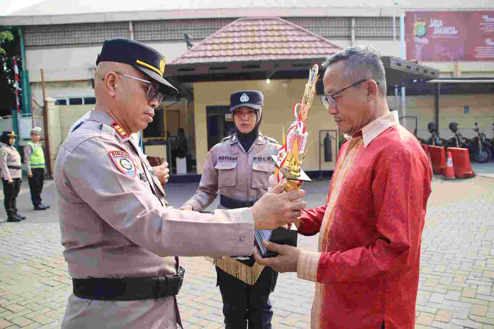 Satkamling RT 03 RW 020 Muara Angke Raih Juara II Tingkat Polda Metro Jaya, Polres Pelabuhan Tanjung Priok Gelar Upacara Pemberian Penghargaan