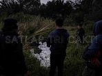 Satlap Tri Cakti dan Satgas Gabungan Berhasil Gagalkan Upaya Penyelundupan 1.040 KG Bijih Timah Ilegal di Pantai Kelambui, Bangka Selatan Satlap Tri Cakti dan Satgas Gabungan Berhasil Gagalkan Upaya Penyelundupan 1.040 KG Bijih Timah Ilegal di Pantai Kelambui, Bangka Selatan
