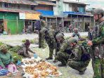 SATGAS YONIF 2 MARINIR TNI AL BORONG HASIL BUMI WARGA, PERKUAT KEMANUNGGALAN DENGAN MASYARAKAT PAPUA