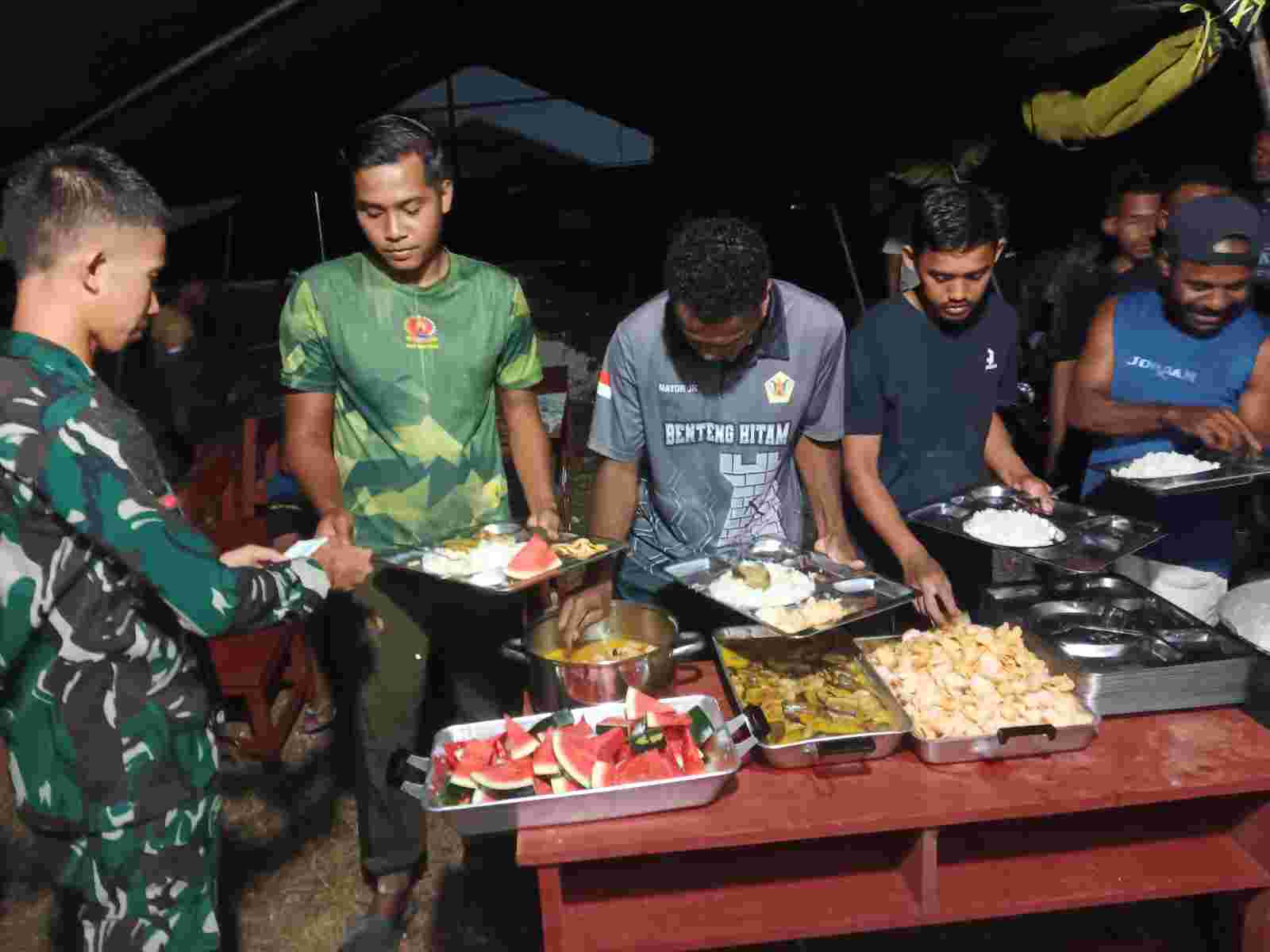 Jaga Stamina Demi Pengabdian, Satgas TMMD Ke-129 Kodim 1807/Sorong Selatan Bagikan Vitamin dan Santap Malam Bersama Warga