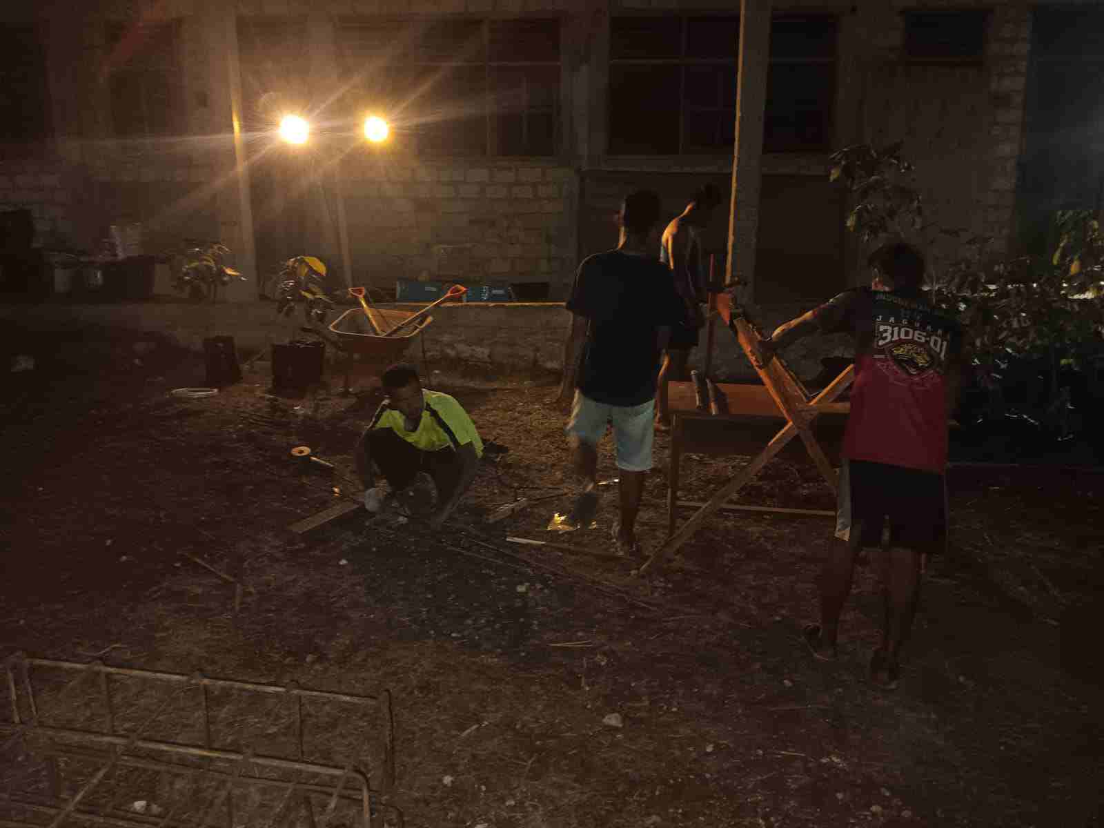 Lembur Hingga Malam, Satgas TMMD Ke-129 Kodim 1807/Sorong Selatan Kebut Pembangunan Rumah Semi Permanen Capai 49 Persen