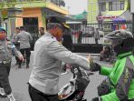 Polsek Koja Tebar Kepedulian, Bagikan 50 Nasi Bungkus kepada Warga Lewat Jumat Peduli