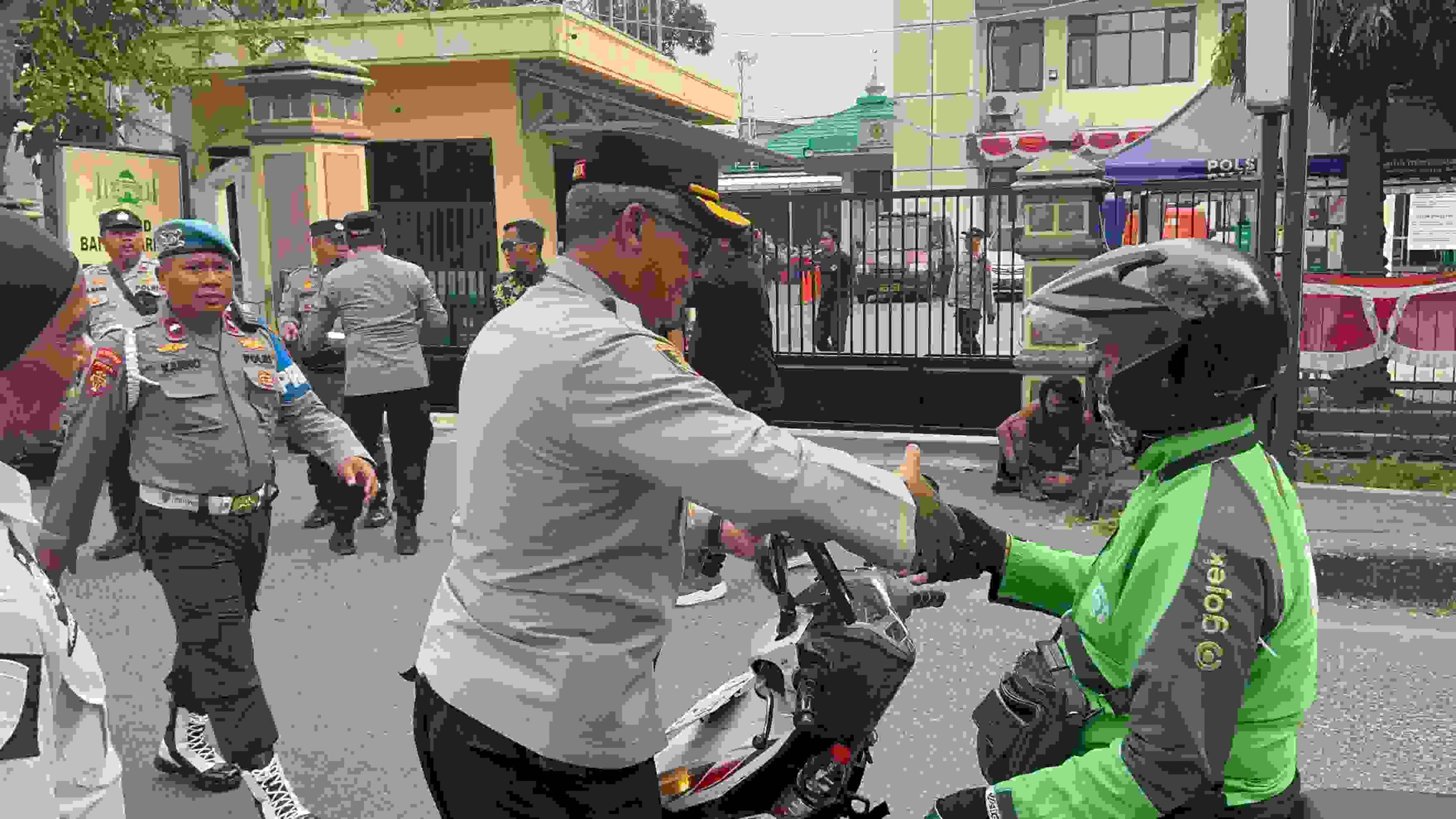 Polsek Koja Tebar Kepedulian, Bagikan 50 Nasi Bungkus kepada Warga Lewat Jumat Peduli
