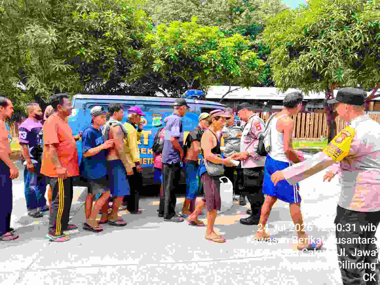 Polsek Cilincing Pererat Kedekatan dengan Warga Lewat Aksi Sosial Jumat Peduli