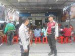 Jumat Peduli Polsek Metro Penjaringan, Bagikan Makan Siang Gratis untuk Warga dan Pekerja Lapangan