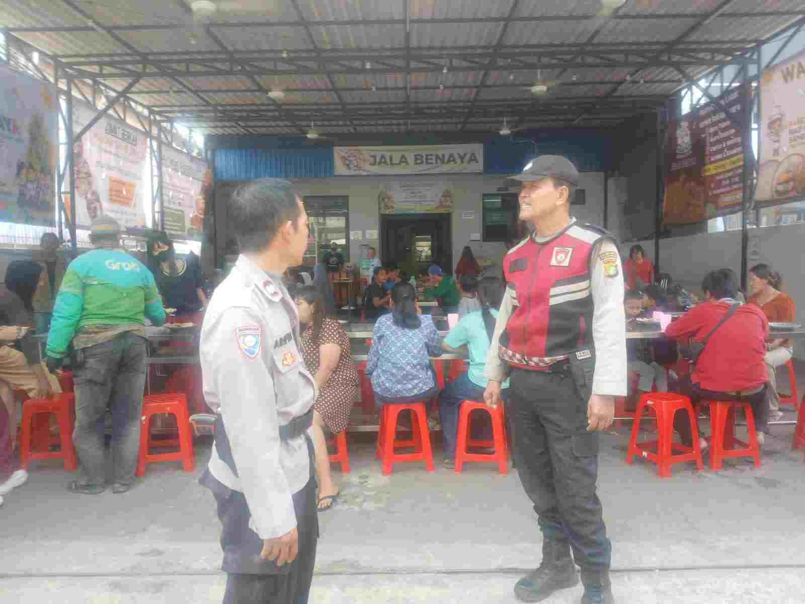 Jumat Peduli Polsek Metro Penjaringan, Bagikan Makan Siang Gratis untuk Warga dan Pekerja Lapangan