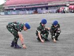 Pastikan Apron Bebas FOD, Personel Lanud Sjamsudin Noor Sisir Benda Asing Jaga Keselamatan Penerbangan Tetap Aman