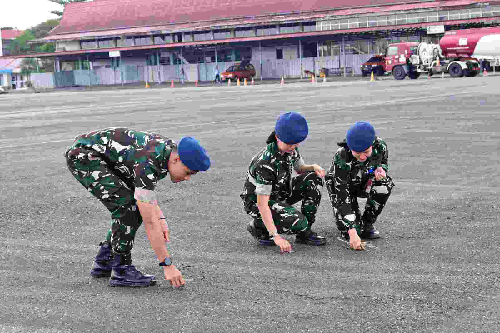 Pastikan Apron Bebas FOD, Personel Lanud Sjamsudin Noor Sisir Benda Asing Jaga Keselamatan Penerbangan Tetap Aman