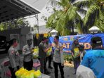 Jumat Peduli, Polres Metro Jakut Bagikan Paket Beras kepada Warga Rawa Badak Utara