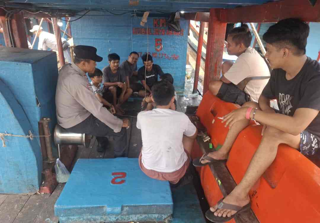 Bhabinkamtibmas Muara Angke Polsek Kawasan Sunda Kelapa Intensifkan DDS dan Sambang kepada ABK Kapal di Pelabuhan Muara Angke untuk Perkuat Harkamtibmas