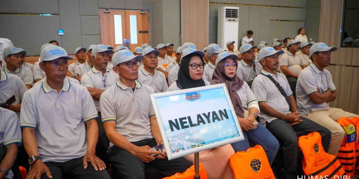 Kemenhub Perkuat Budaya Keselamatan Pelayaran di Cilacap, Salurkan 1.690 Life Jacket kepada Nelayan