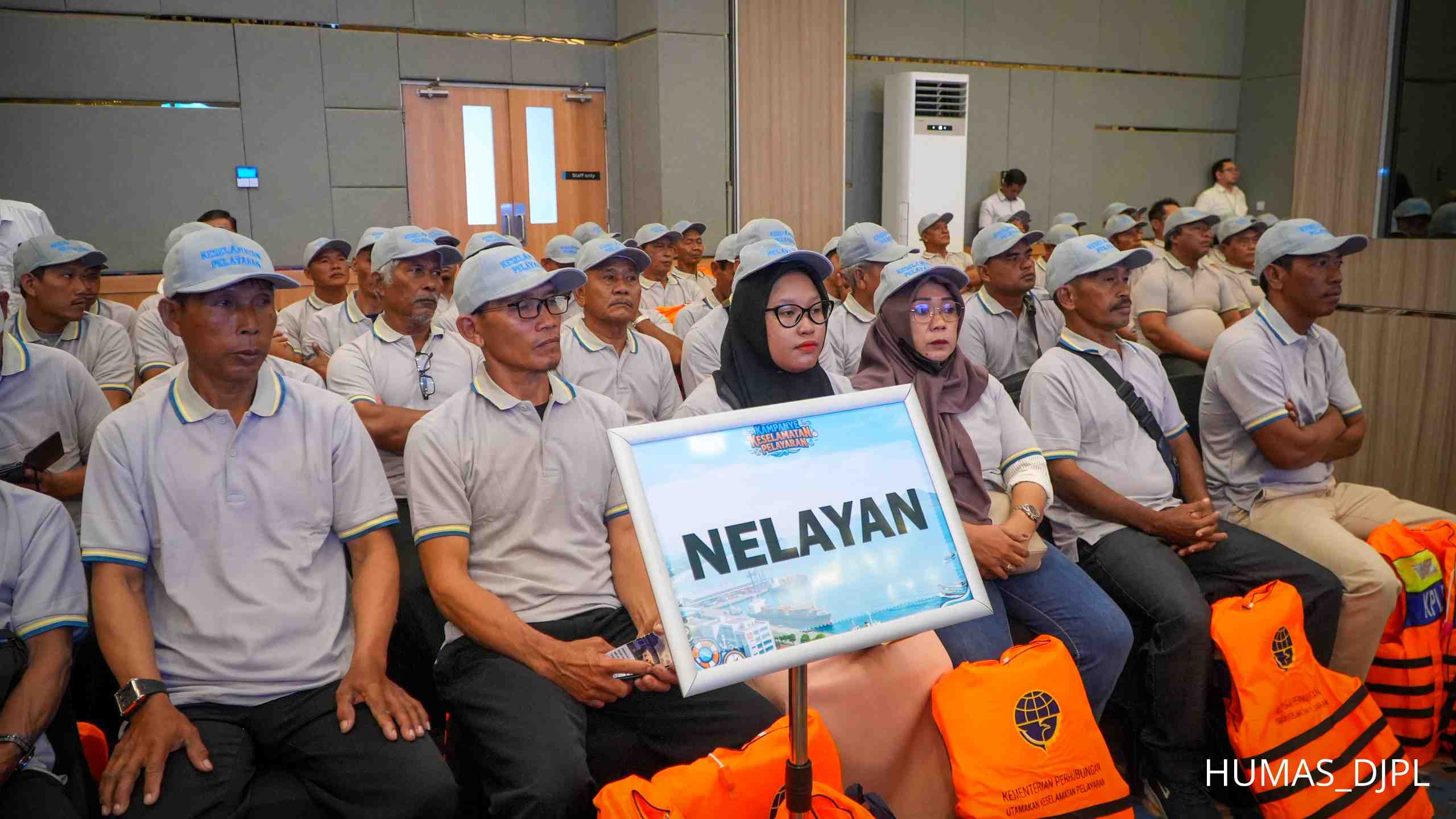 Kemenhub Perkuat Budaya Keselamatan Pelayaran di Cilacap, Salurkan 1.690 Life Jacket kepada Nelayan
