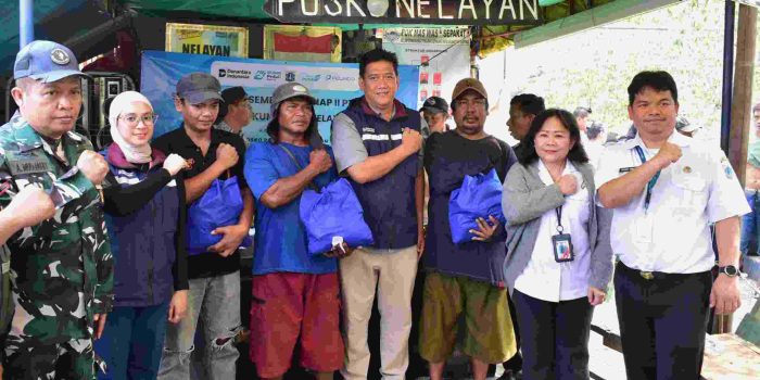 Pelindo Regional 2 Tanjung Priok Salurkan 1.040 Paket Sembako untuk Nelayan Kalibaru Melalui Program NPEA Berbagi 2026