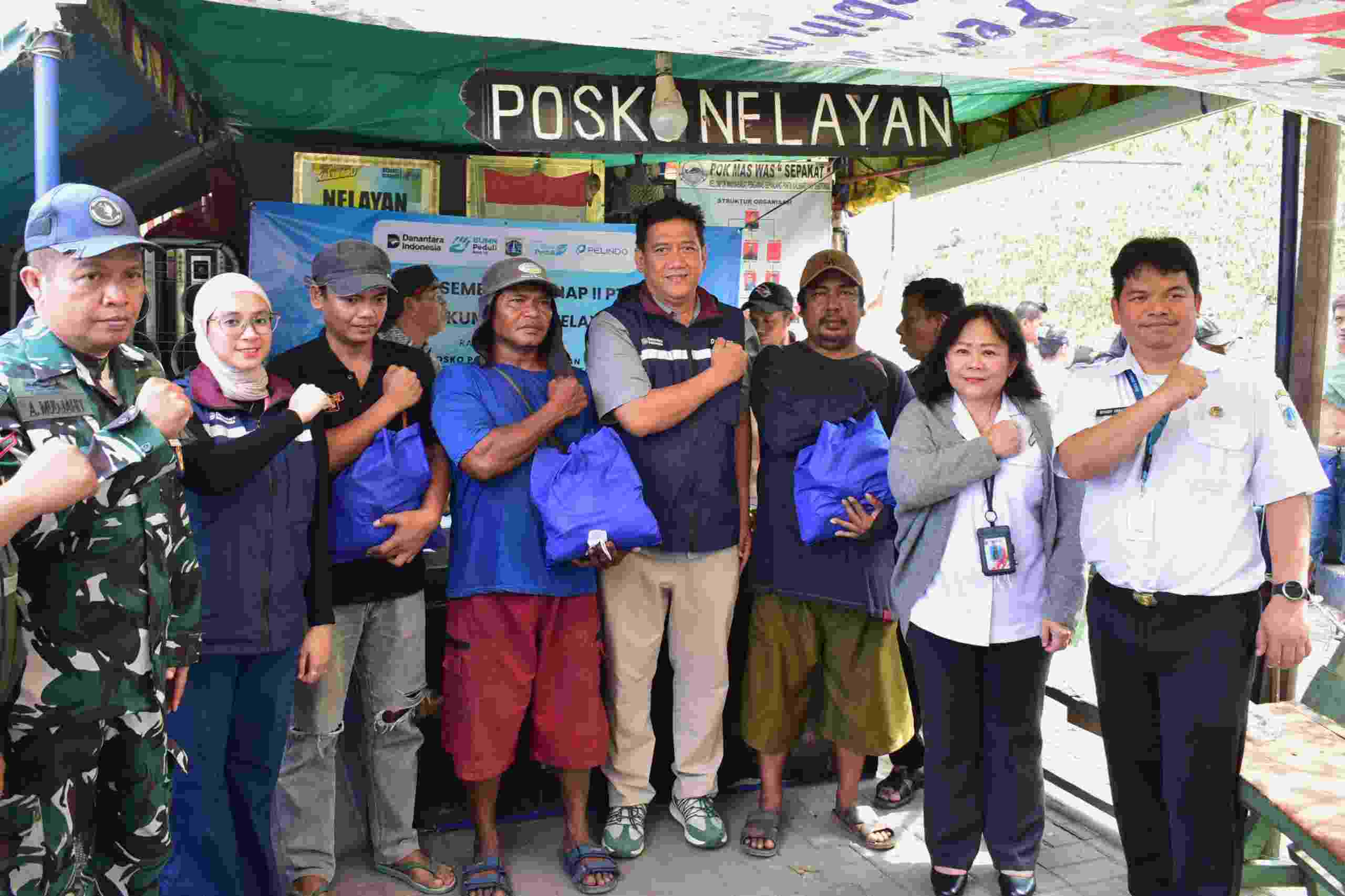 Pelindo Regional 2 Tanjung Priok Salurkan 1.040 Paket Sembako untuk Nelayan Kalibaru Melalui Program NPEA Berbagi 2026