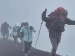 Bhayangkari Mantan Penakluk Elbrus Rusia, Ajak Putrinya, Atlet Ice Skating Indonesia, Taklukkan Gunung Agung ! Bhayangkari Mantan Penakluk Elbrus Rusia, Ajak Putrinya, Atlet Ice Skating Indonesia, Taklukkan Gunung Agung !