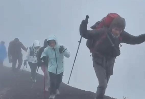 Bhayangkari Mantan Penakluk Elbrus Rusia, Ajak Putrinya, Atlet Ice Skating Indonesia, Taklukkan Gunung Agung !