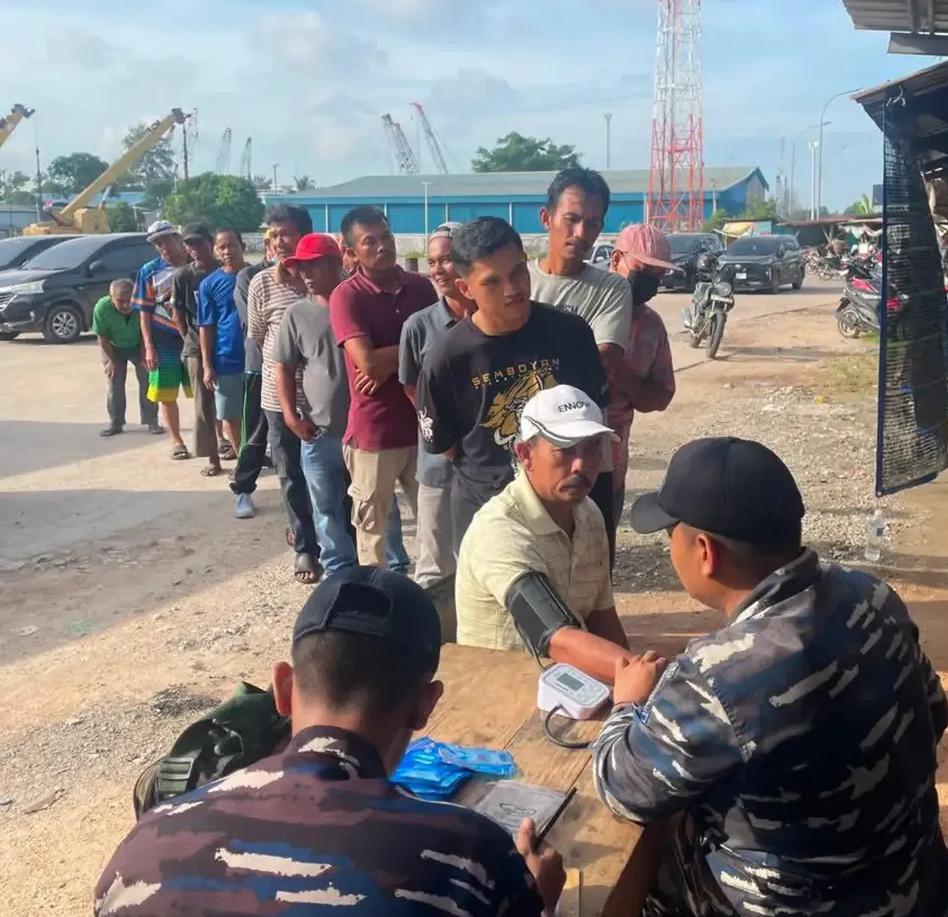 PATROLI DI PERBATASAN, TNI AL KRI KUJANG-642 GELAR BAKTI KESEHATAN